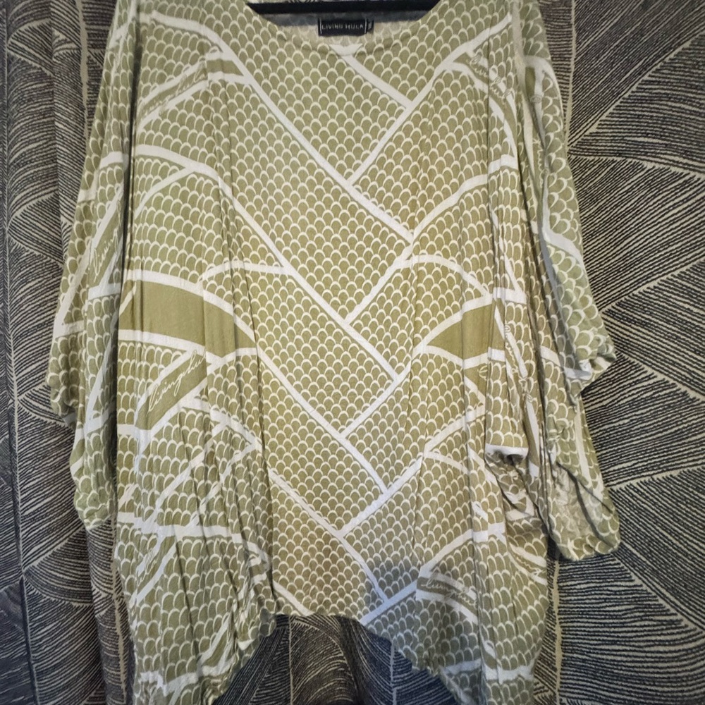 Women’s Green Living Hula Patterned Top